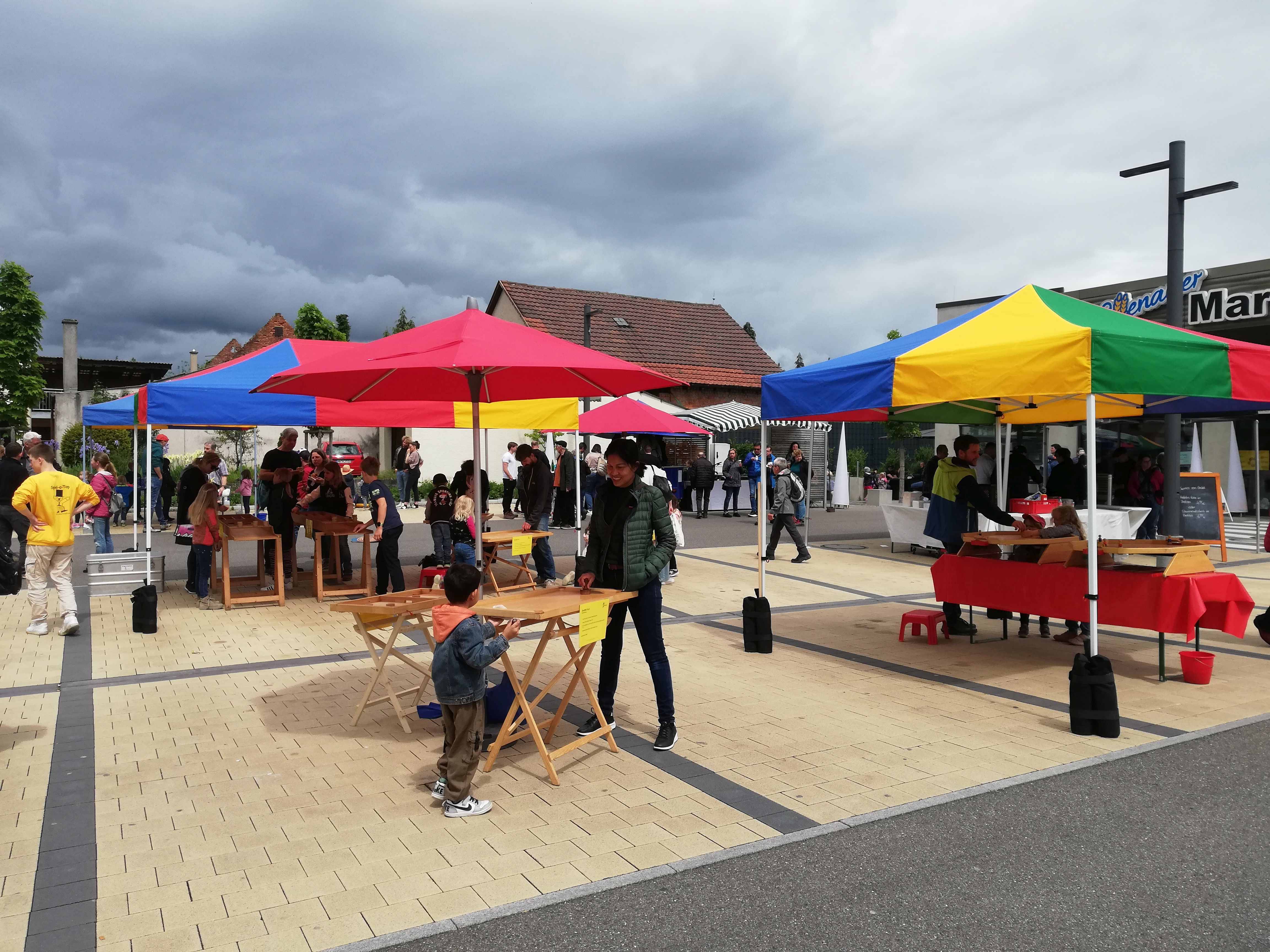 Spieleparadies mit Faltzelten und Schirmen in Offenau